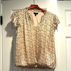 Tamara H, ruffle short sleeve, cream w/flower & gold lines, elastic bottom, M